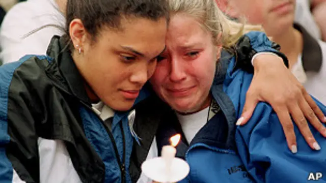 Jóvenes atienden misa en 1999 por las víctimas de la matanza de Columbine