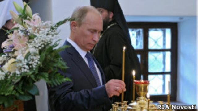 Большая часть православных россиян приходит в церковь поставить свечку. 
