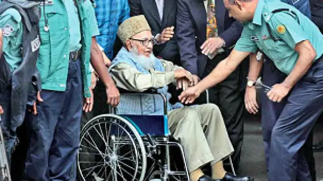 গোলাম আযমকে আন্তর্জাতিক অপরাধ ট্রাইব্যুনালে হাজির করার একটি মুহুর্ত। ফাইল চিত্র।