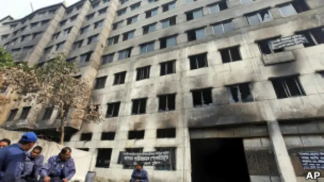 Сгоревшее здание фабрики