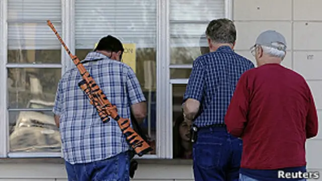 Hombre portando un rifle