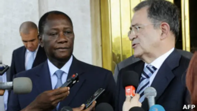 Alassane Ouattara (à gauche) avec Romano Prodi le 18 décembre 2012 devant le palais présidentiel à Abidjan.