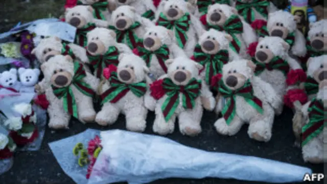 Плюшевые медведи у входв в Сэнди Хук