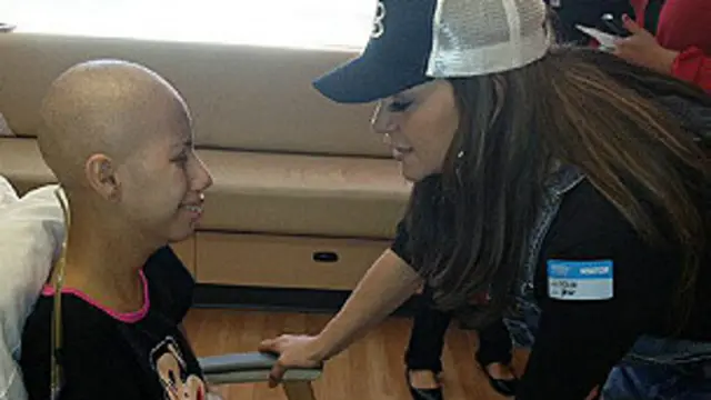 Jenni Rivera visitando pacientes de cáncer