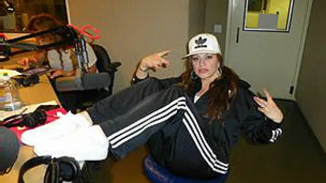 Jenni Rivera en estudio de radio