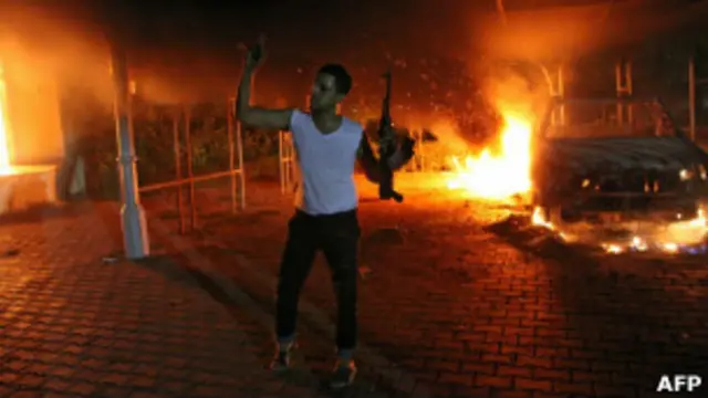 Вооруженный мужчина у здания консульства США в Бенгази 11 сентября 2012 года