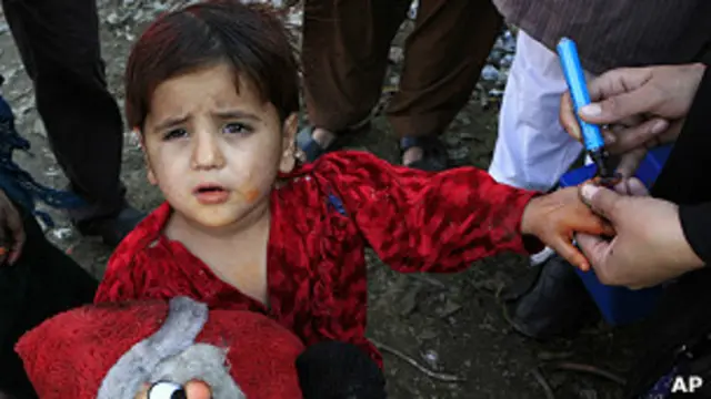 Niño es vacunado contra la polio en Pakistán