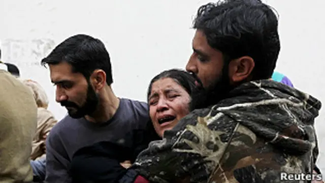 Familiares de trabajador sanitario asesinado en Pakistán