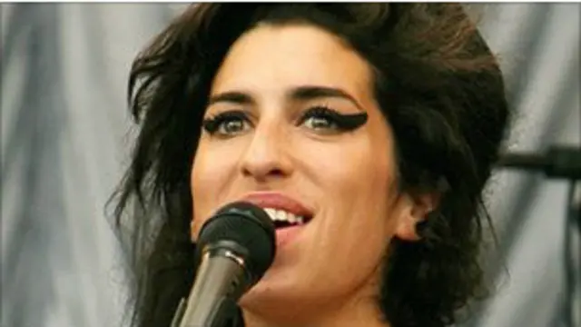 एमी वाइनहाउस जिनकी मौत 27 साल की उम्र में हो गई.