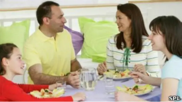 ماهرین وايي هغه ماشومان، چې له کورنۍ سره پر یوه دسترخوان ډوډۍ خوري د اړتیا پر مهال میوه او سابه خوري.