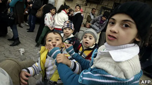 کیمپ کے رہائشیوں نے ایمنٹسی کو بتایا ہے کہ انہوں نے کئی ماہ سے سبزیاں اور پھل نہیں کھائے