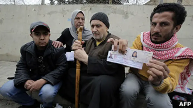 Palestinos que abandonaron el campamento de Yarmouk por el conflicto sirio