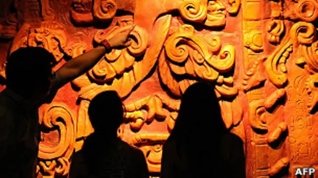 Estudiantes analizan calendraio maya en museo de Cancún