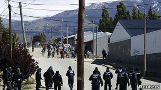 Policías enfrentan a saqueadores