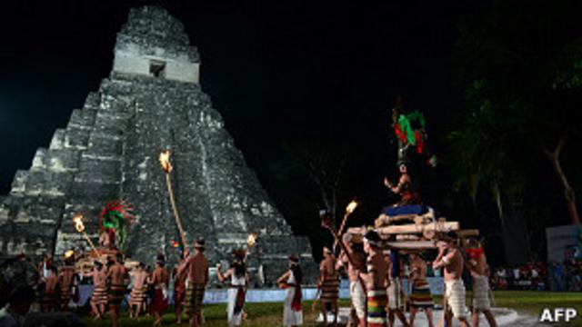 Ceremonia maya en Tikal, Guatemala