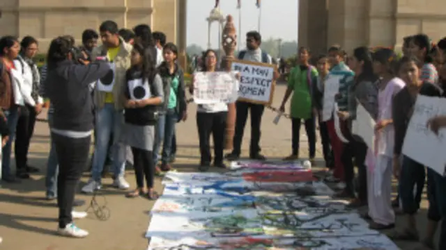 राजधानी दिल्ली में पीड़िता के लिए लोग न्याय की गुहार लगा रहे हैं