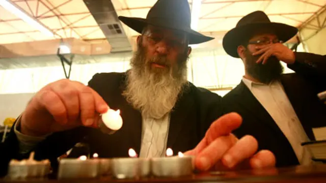Свеча в память о духовном лидере хасидов
