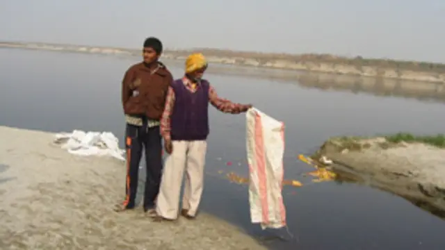 गंगा नदी में प्रदूषण बढ़ता जा रहा है.