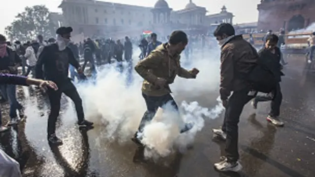 पुलिस ने प्रदर्शनकारियों पर आंसू गैस के गोले भी छोड़े हैं.