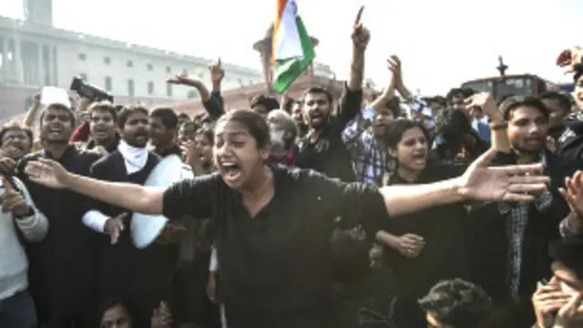 सोनिया गांधी ने कार्रवाई का भरोसा दिलाकर प्रदर्शनकारियों से शांति की अपील की है