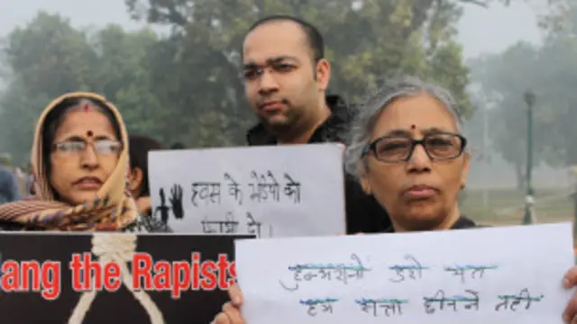 प्रदर्शनकारियों को तितर-बितर करने के लिए पुलिस ने बल-प्रयोग भी किया