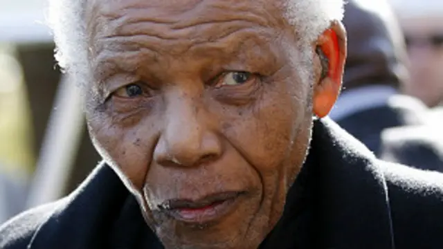 منڈیلا کو جنوبی افریقہ میں نسل پرستی کے خلاف تحریک میں ان کے کردار پر بابائے قوم کہا جاتا ہے