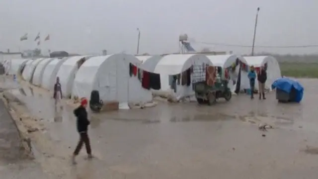 مخيم لاجئين سوريين