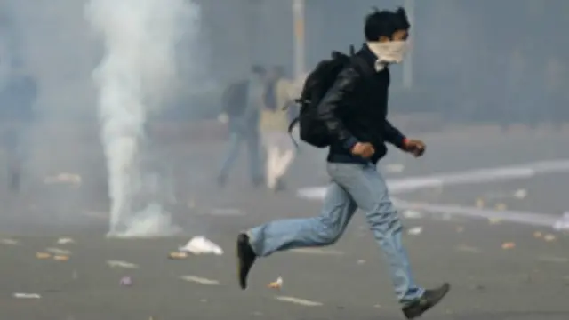 दूसरे दिन कुछ प्रदर्शनकारी उग्र हो उठे जिसके बाद पुलिस ने कार्रवाई की है