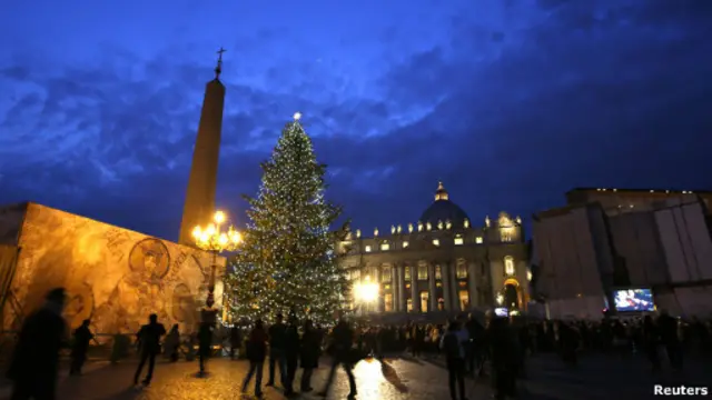 Pohon Natal di Basilika Santo Petrus, Vatikan