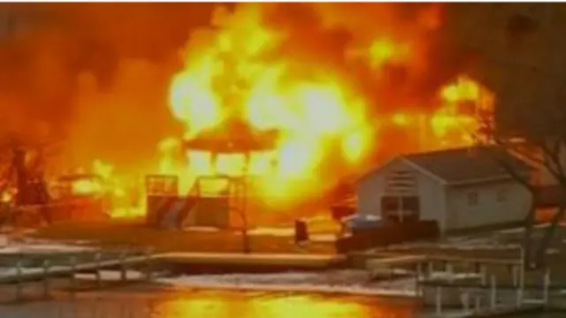 दमकल कर्मी जब आग बुझाने पहुंचे तो उन पर गोलियां चलीं. 