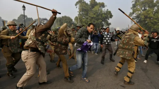 Polisi memukul para pengunjuk rasa