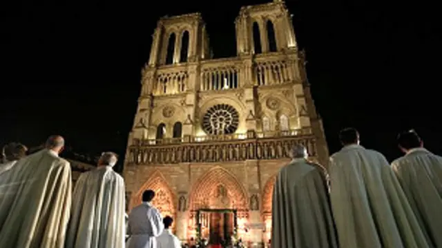 पेरिस में सीन नदी के किनारे यह चर्च इतिहास का गवाह है