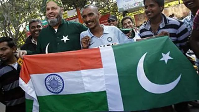 कई बार प्रशंसक मैच के जरिए सद्भावना का संदेश भी देते हैं