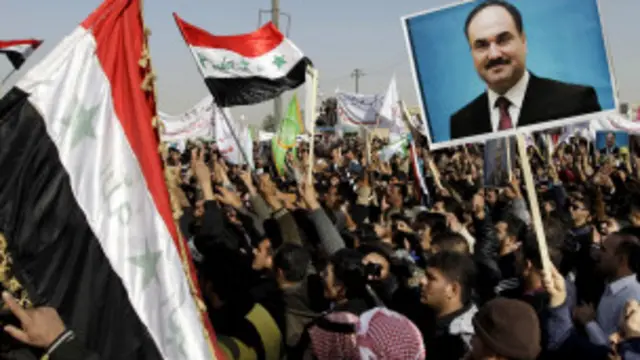 مظاهرة في الأنبار ترفع صورة وزير المالية رافع العيساوي