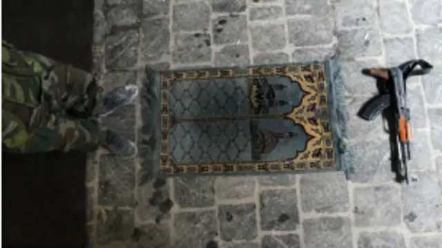 सरकार के खिलाफ सेना के अधिकारी भी अब मोर्चा खोल रहे हैं