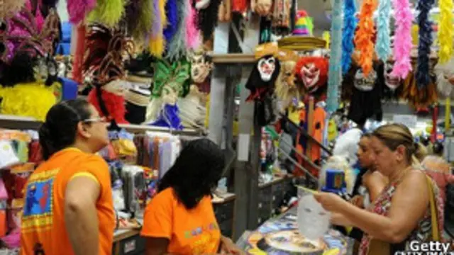 Tienda con artículos de carnaval.