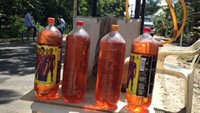 Venta de gasolina de contrabando en Arauca, Colombia