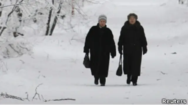 Gente caminando en la nieve en Rusia