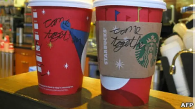 Стаканчики Starbucks c надписью "Come together"