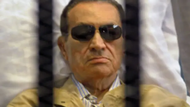 يحاكم مبارك في هذه القضية على خلفية الاتهامات بالتواطؤ في قتل المتظاهرين أثناء ثورة 25 يناير/كانون الثاني عام 2011.