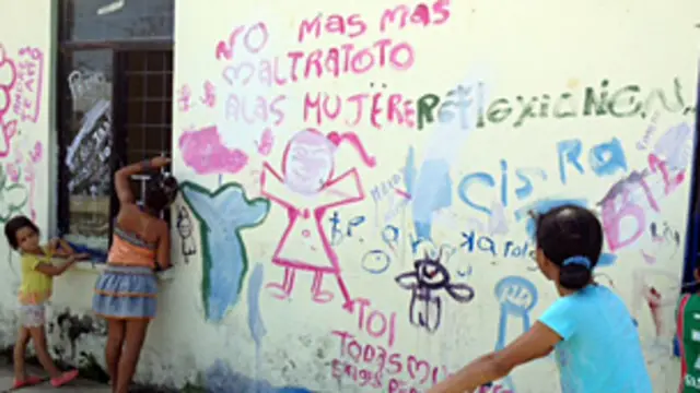 Pintas contra la violencia de género en el barrio Villaluz, Arauca