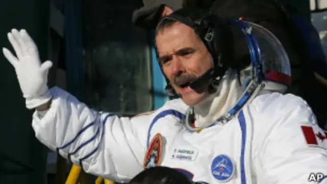 ستورمزلى کرېس هاډ فيلډ نړيواله فضايي اډه کې له ۶ مياشتو پاتې کېدو وروسته مځکې ته راستون شو.