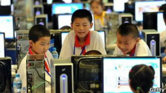 Niños con computadoras. Archivo