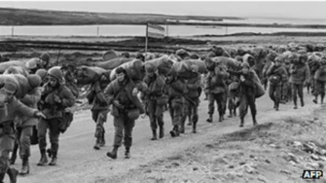 Аргентинский десант высадился 2 апреля 1982 года. 14 июня конфликт завершился победой Британии