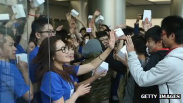 Empleados en una tienda de Apple en China