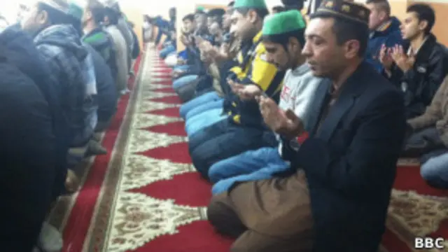 Мусульмане в Афинах молятся в подпольных залах