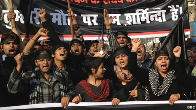 प्रदर्शनकारियों ने पटना में भी बलात्कारियों को मौत की सज़ा देने की मांग की है. 