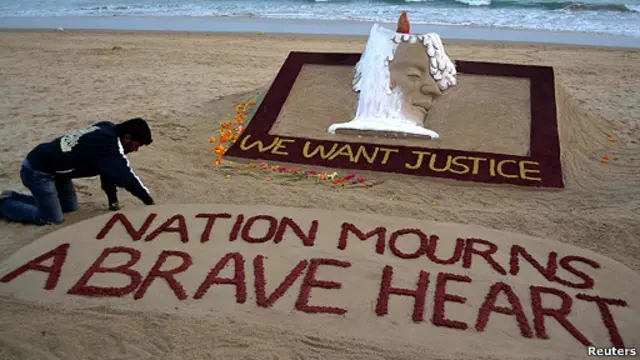 escultura en una playa de Puri, India exige justicia para joven violada