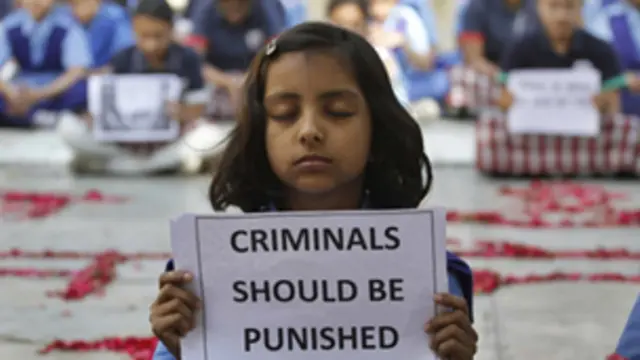 दोषियों को सज़ा देने की मांग करती बच्ची.