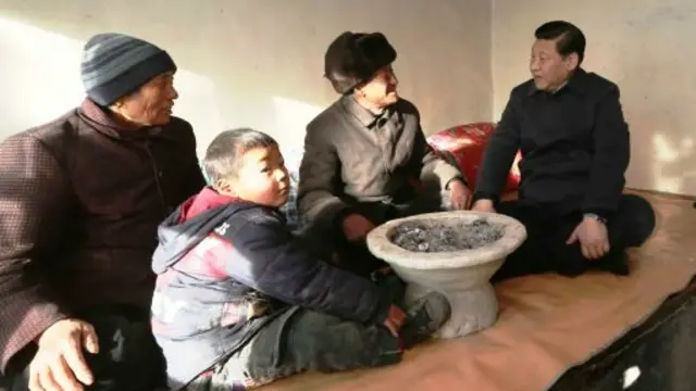 习近平访问农民家庭，中国大部分贫困人口集中在农村。